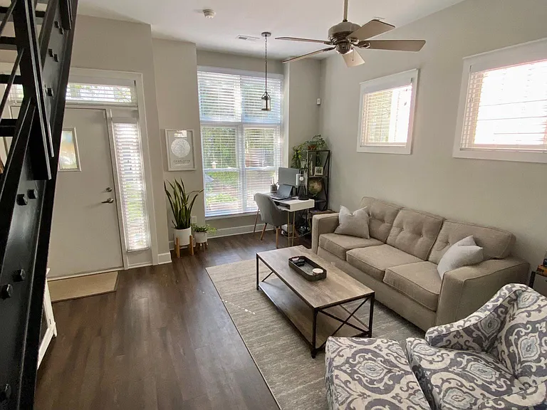661 N Alexander St — Photo 2
