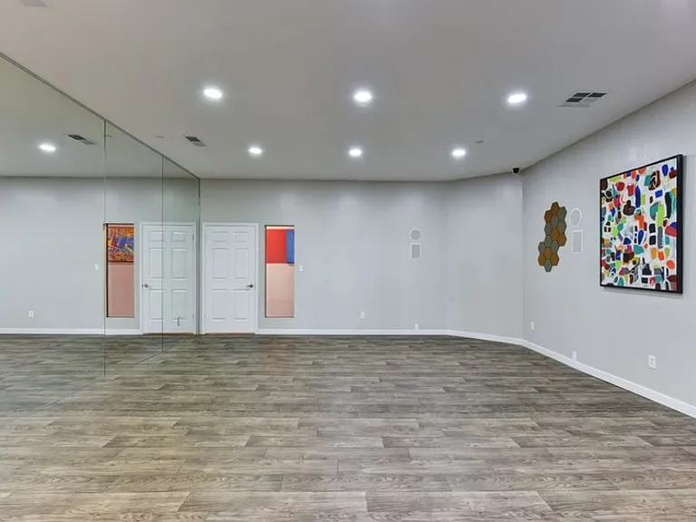 2101 Burton Dr — Photo 22
