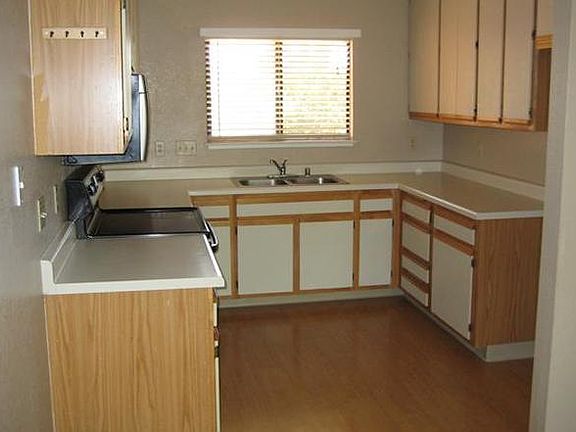 Kitchen, comes with quality oven and refrigerator.