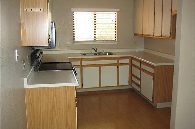 Kitchen, comes with quality oven and refrigerator.