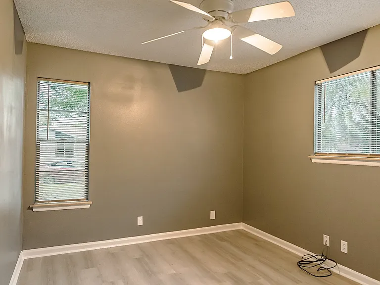 209 Royal Dr — Photo 9