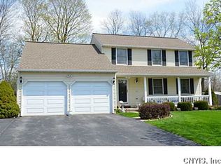 7577 Sugarwood Ln, North Syracuse, NY 13212