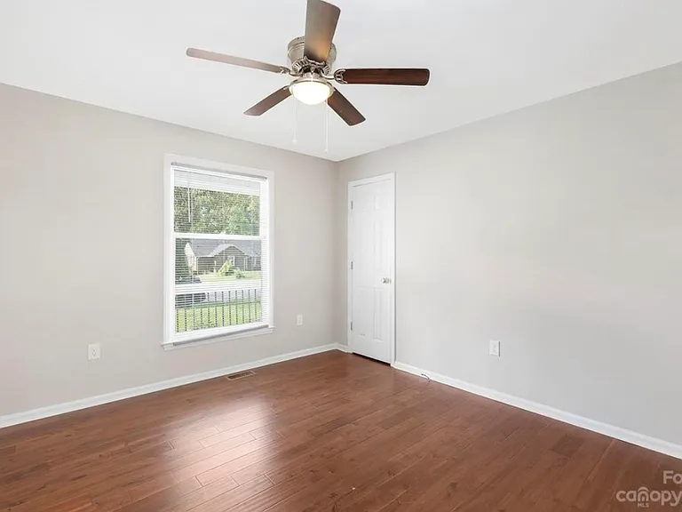 3339 Sargeant Dr — Photo 18