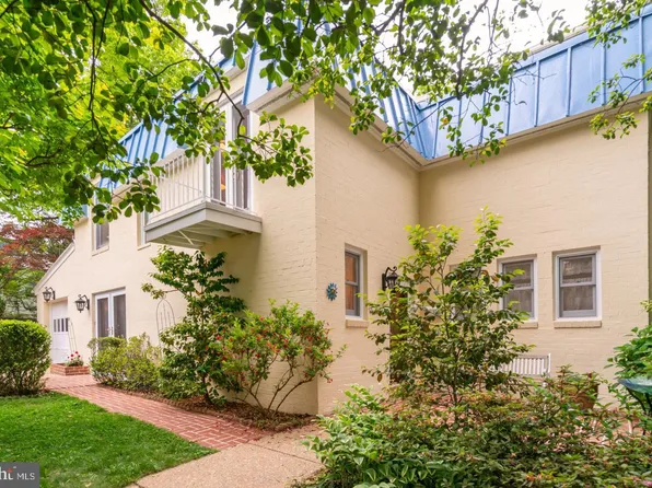 201 Garden Ct, Falls Church, VA 22046
