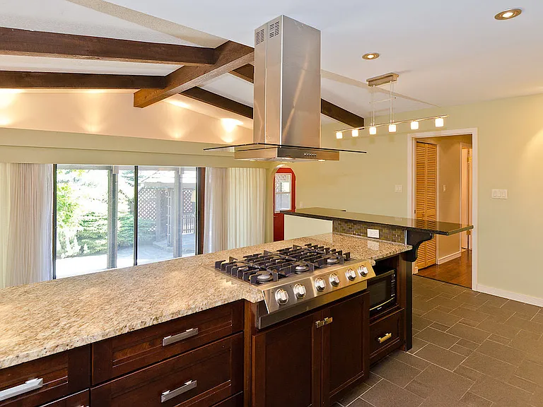 740 Coach Bluff Cres SW — Photo 12