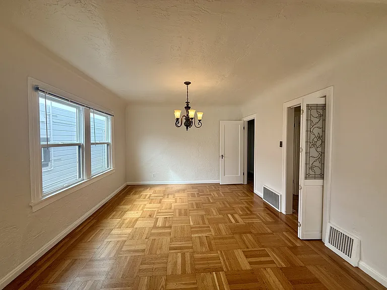 658 Rockdale Dr — Photo 10