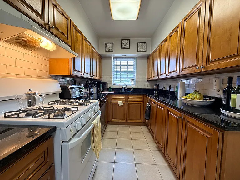 185 Lake Shore Rd #1 — Photo 6