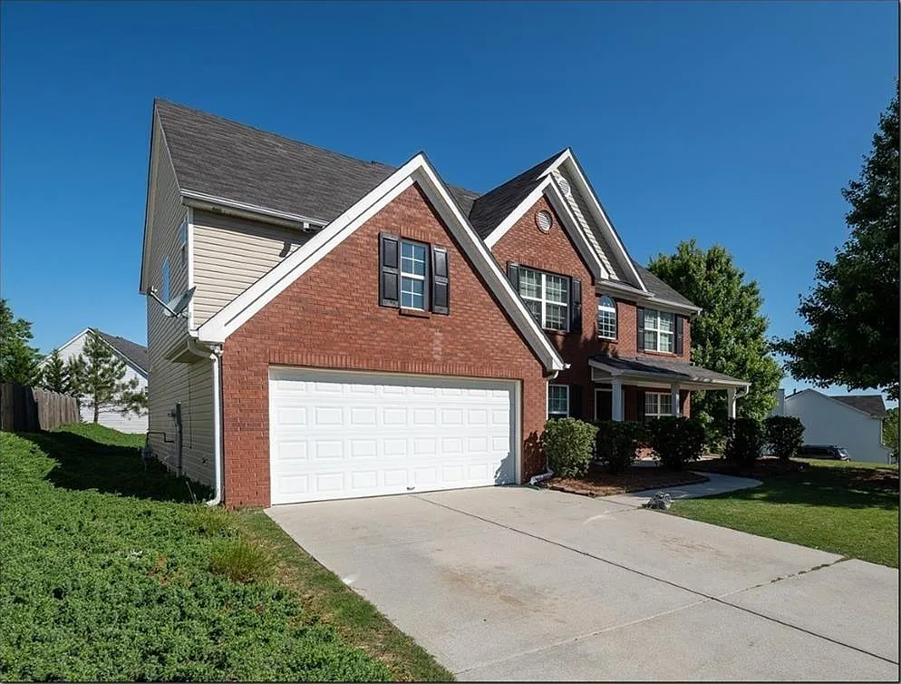 4 bed, 2.5 bath, 2740 sqft, $2,300 — Photo 2