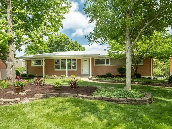 8908 Larchwood Ct, Saint Louis, MO 63126