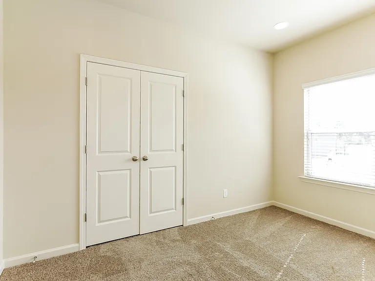 325 Clover Cir — Photo 11