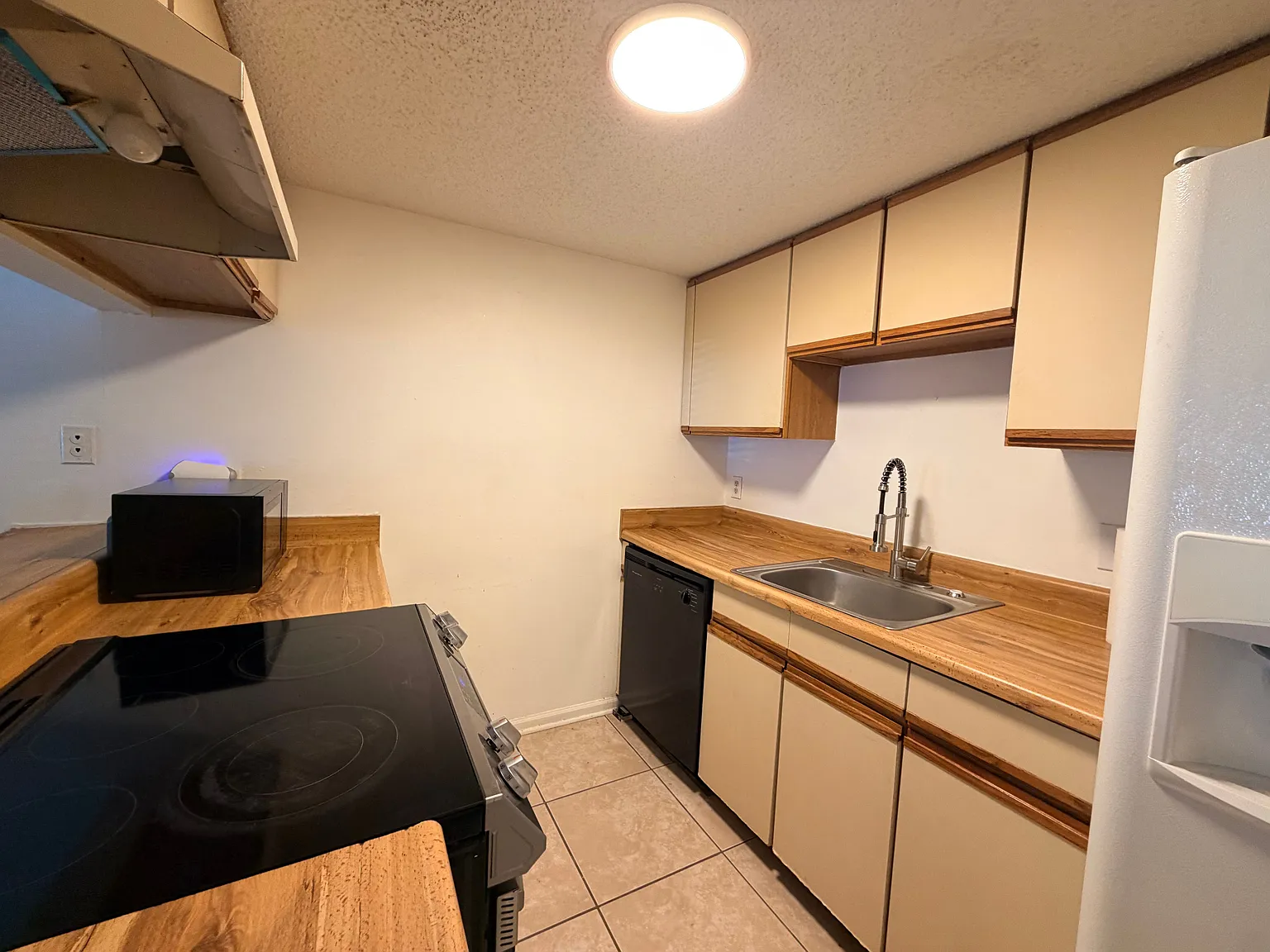 2 bed, 2.0 bath, 896 sqft, $1,200 — Photo 2