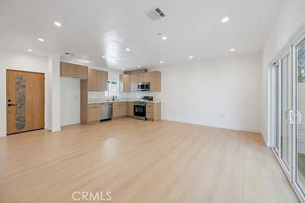 3 bed, 1200 sqft, $4,495 — Photo 4