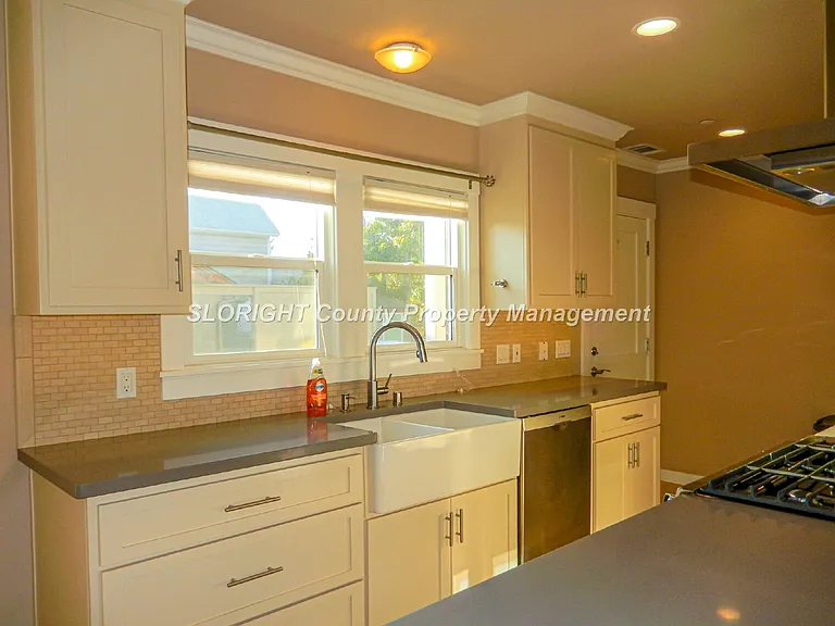 586 Pacific St — Photo 4