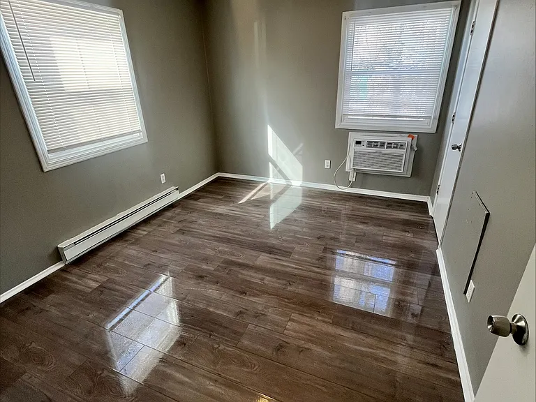 555 Schiller Ave — Photo 5