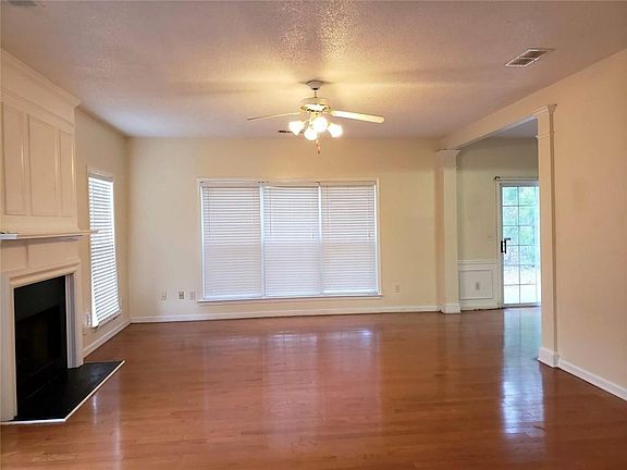 3rd image of 2595 Davenport Park Dr