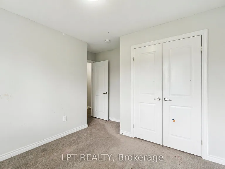 217 Louise St — Photo 23