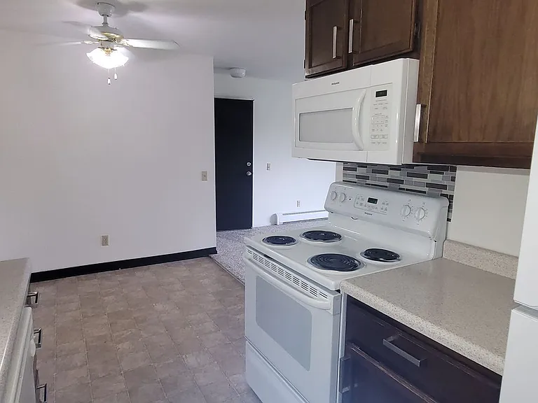 Elkhorn Village Apartments | 1 & 2 Bedroom Apartments in Elkhorn, WI Heat Included — Photo 41