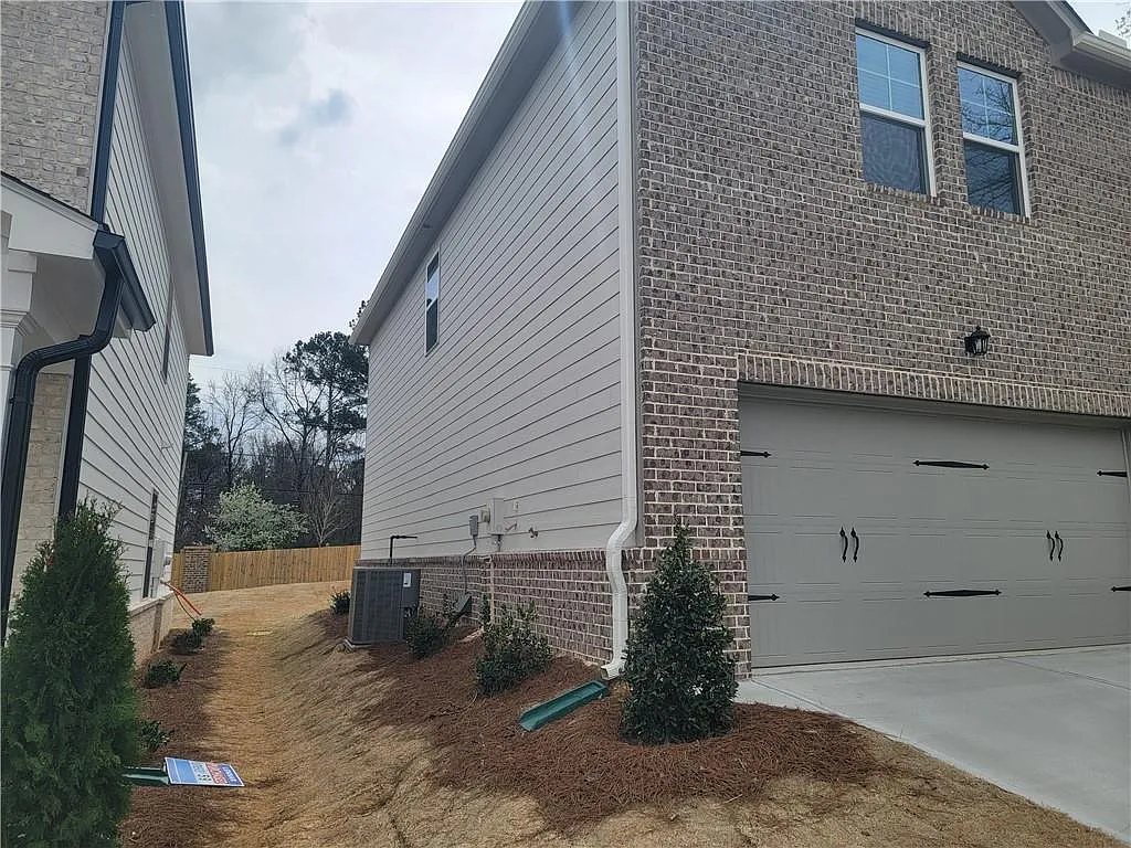 4 bed, 2.5 bath, 2178 sqft, $2,200 — Photo 3