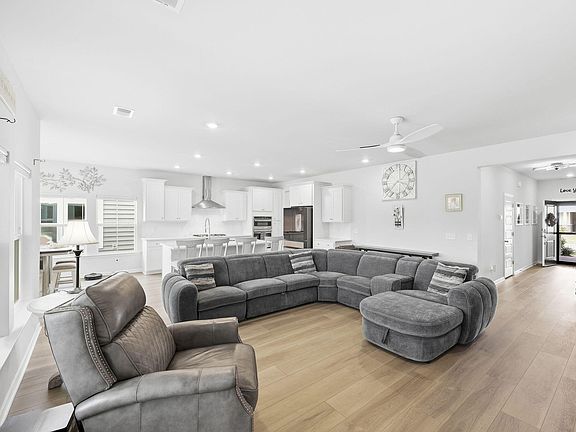 4th image of 1358 Locals St