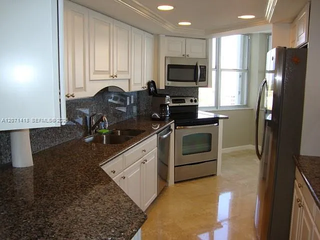 Claridge Condo — Photo 4