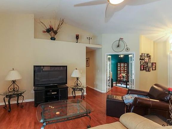 3rd image of 10505 Versailles Blvd