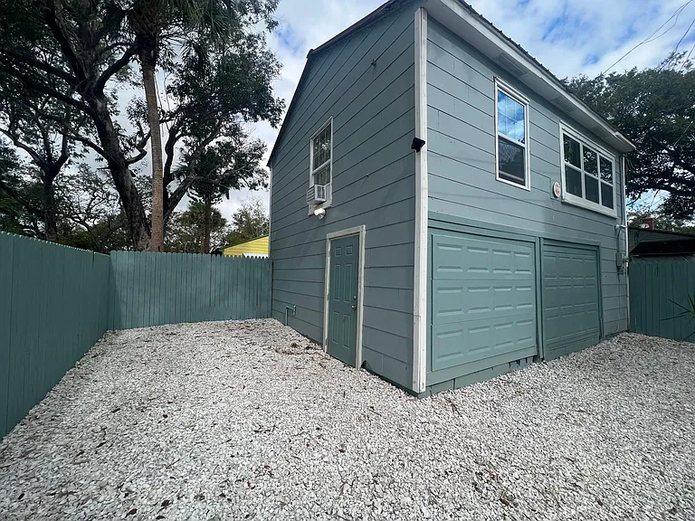 242 Taylor Ave S #1/2 — Photo 1