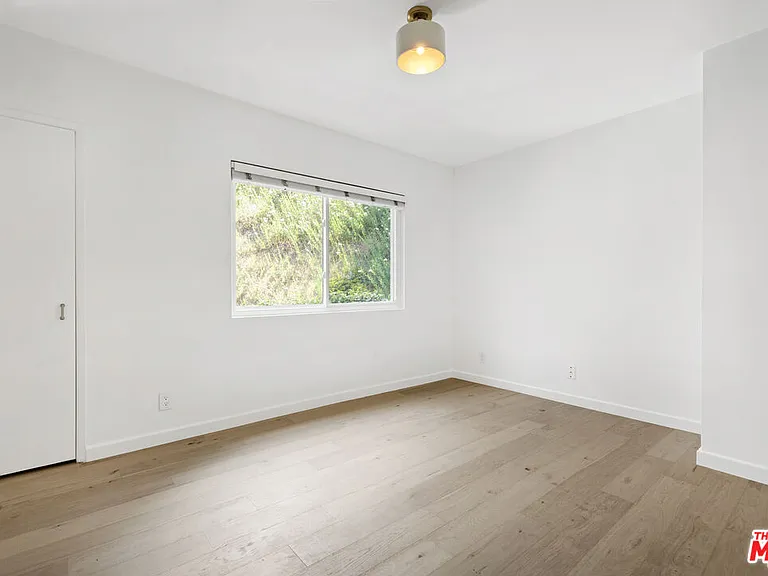 3101 N Beachwood Dr — Photo 23