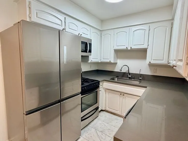 1595 E. Chevy Chase Drive — Photo 31