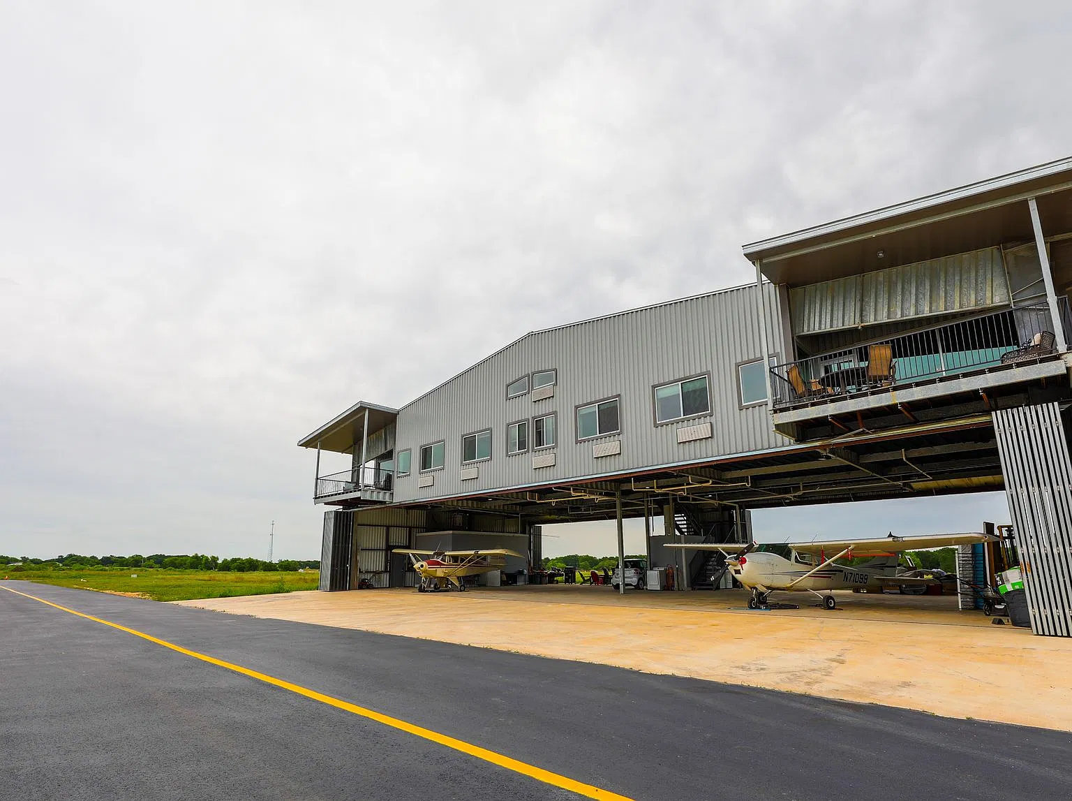 Unique Airfield Living in Salado | 2 Bedrooms, 2 Bathrooms — Photo 4