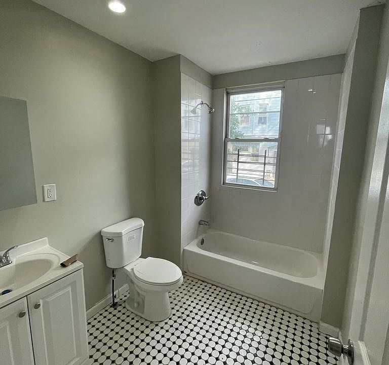 1st image of 388 Lyons Ave #1