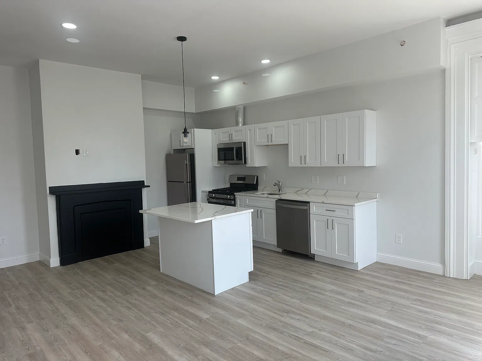 1 bed, 756 sqft, $1,800 — Photo 2