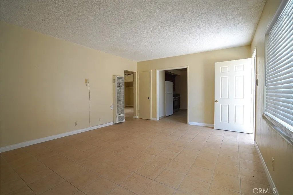 2 bed, 850 sqft, $2,400 — Photo 2
