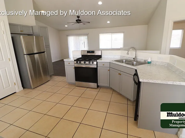 1661 W Siesta Dr — Photo 2
