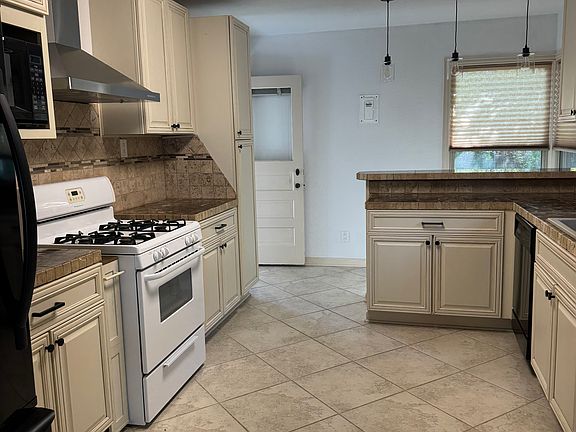 Gas range with vent hood