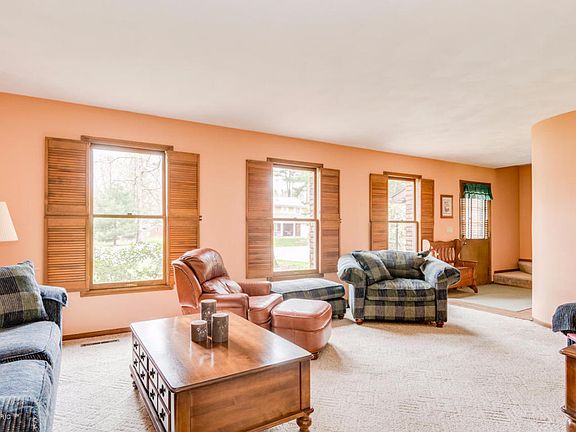 3rd image of 300 Point O Woods Dr