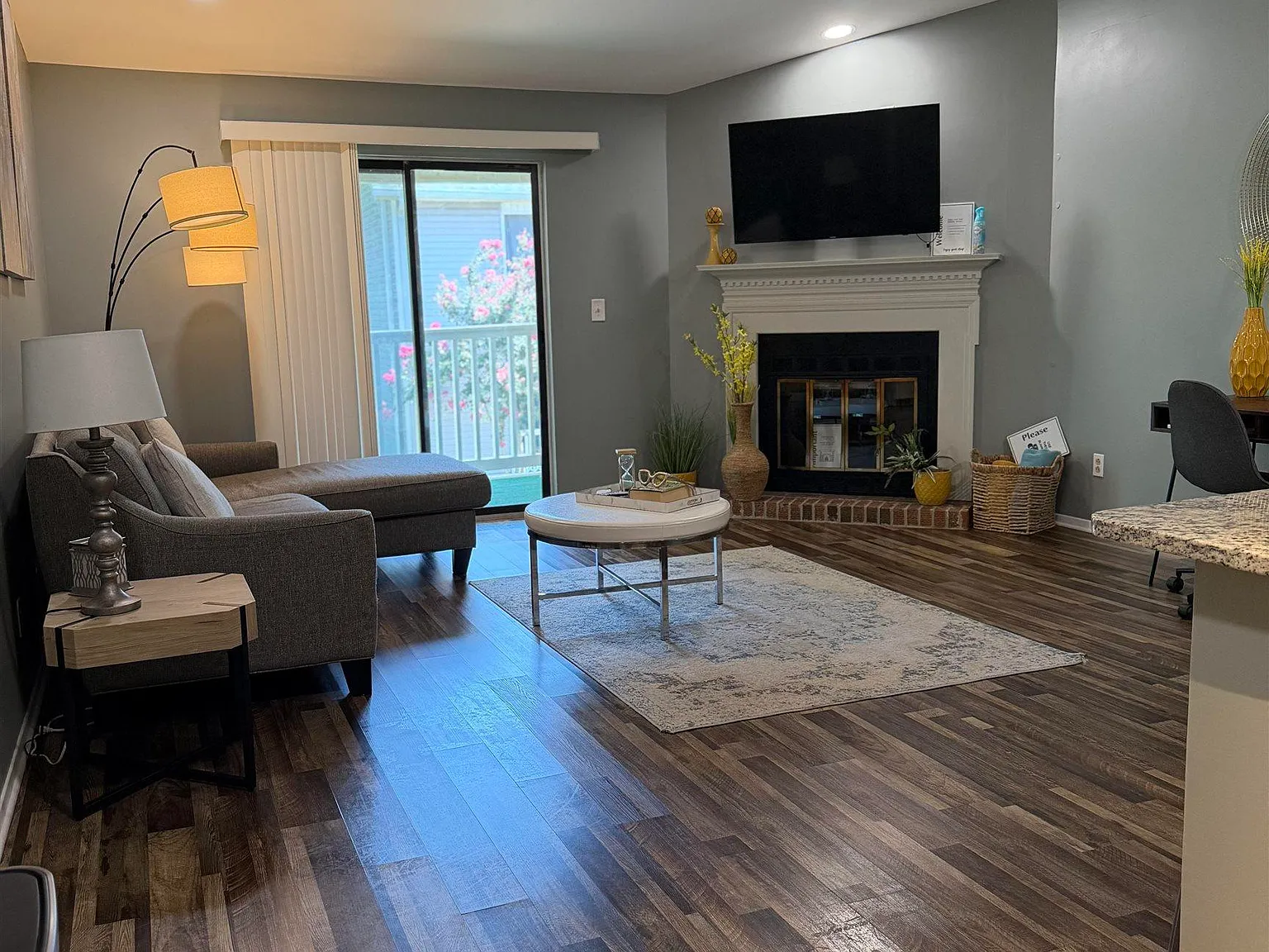 1 bed, 1.0 bath, 741 sqft, $1,100 — Photo 3