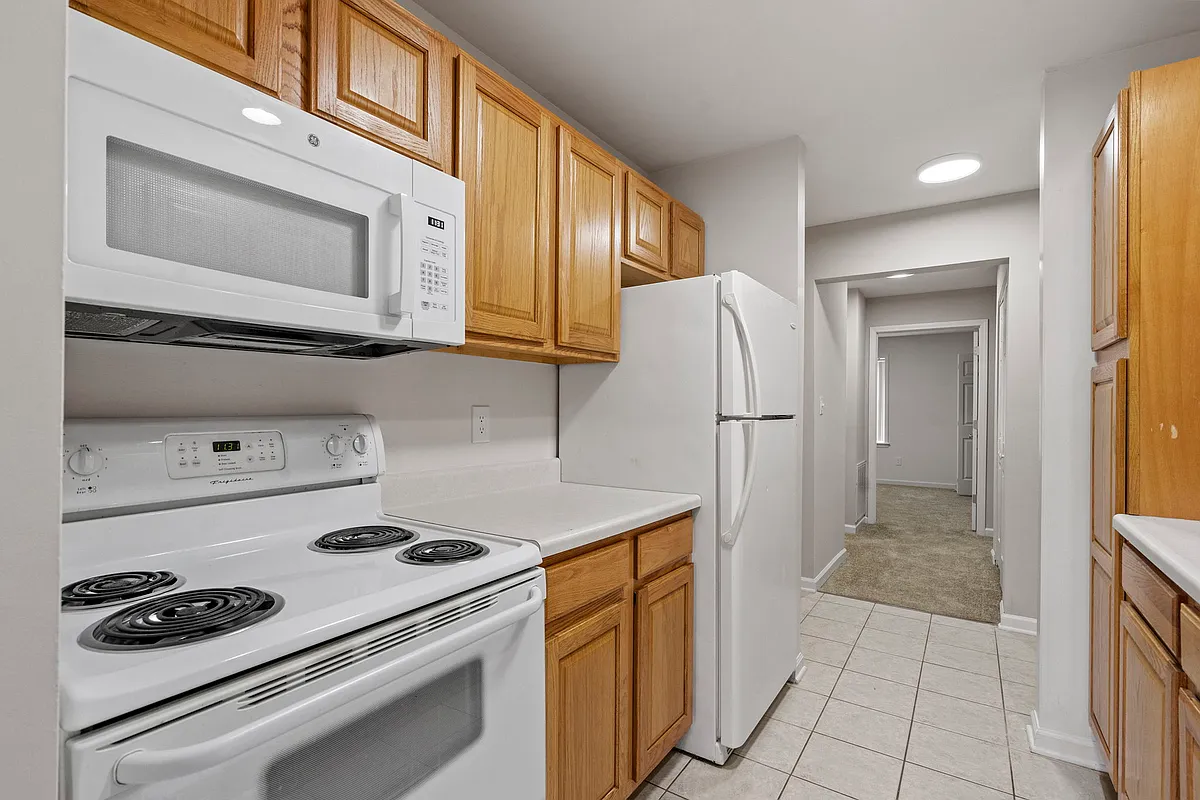 Building Photo - Glenmont Manor