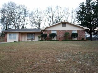 1285 Meadowlake Dr, Ozark, AL 36360