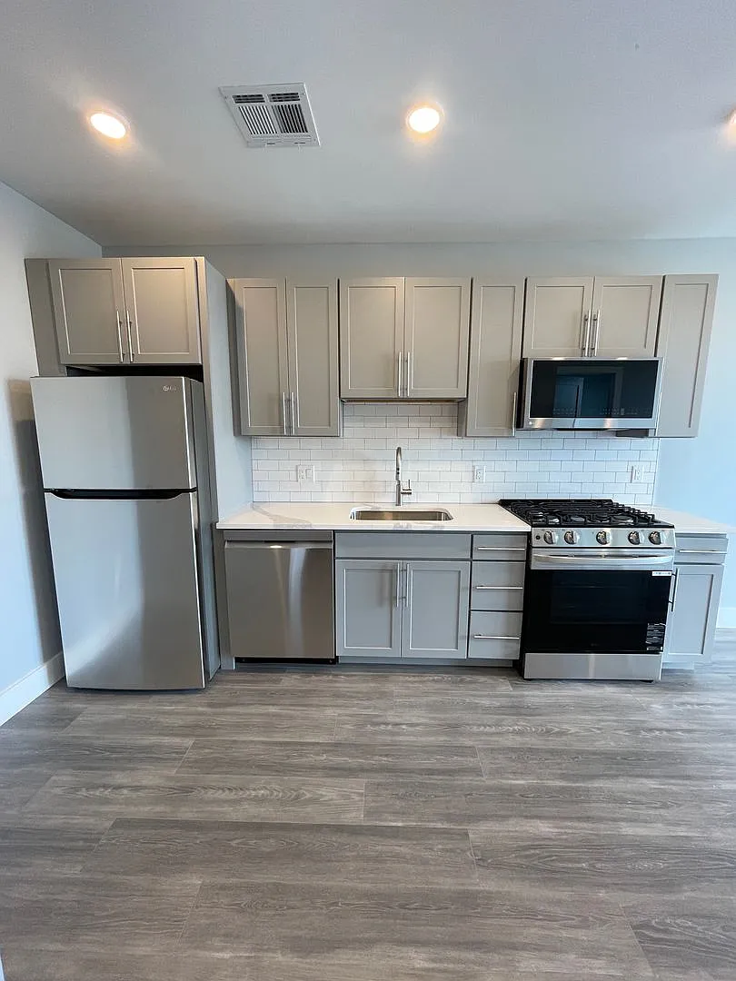 No Fee! Gorgeous New Construction Brighton 1 Bed — Photo 2