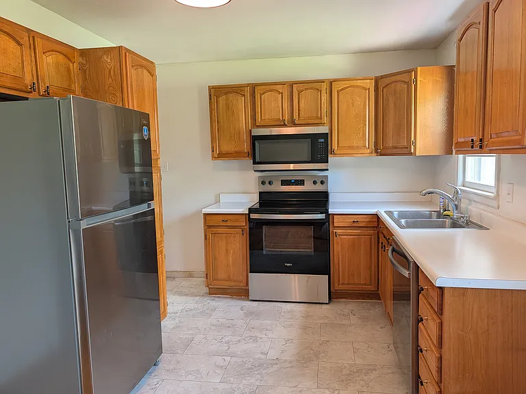 3327 Seneca St — Photo 2