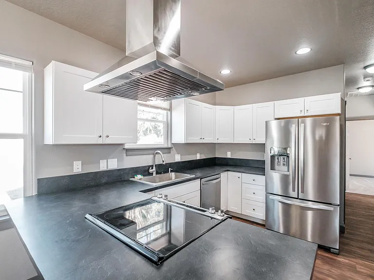 380 24th St NE — Photo 15