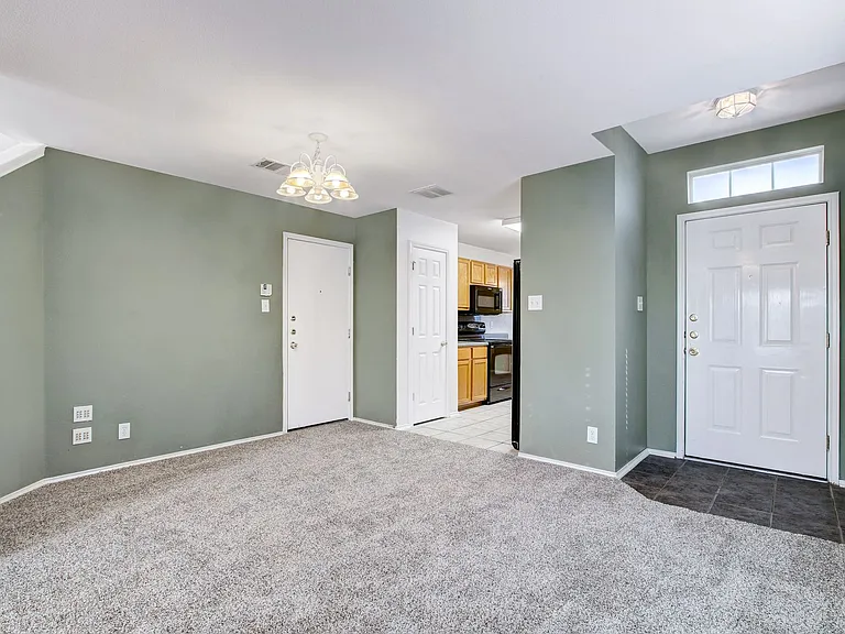 523 Granite Clf — Photo 2
