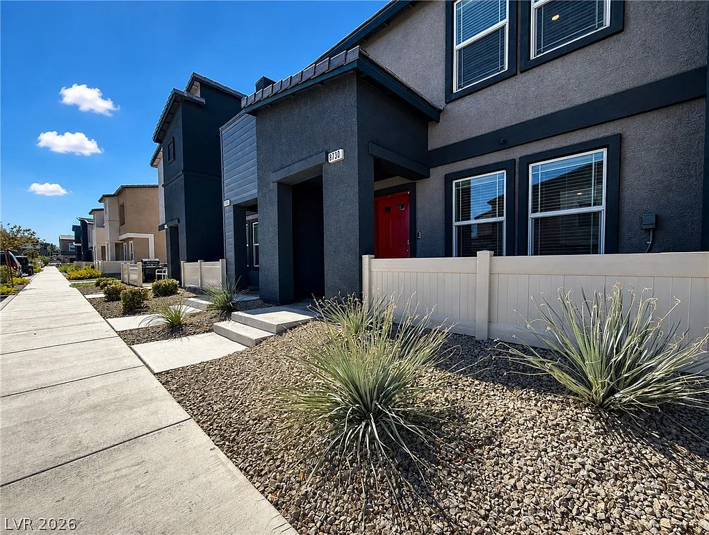3 bed, 2.5 bath, 1319 sqft, $1,940 — Photo 3