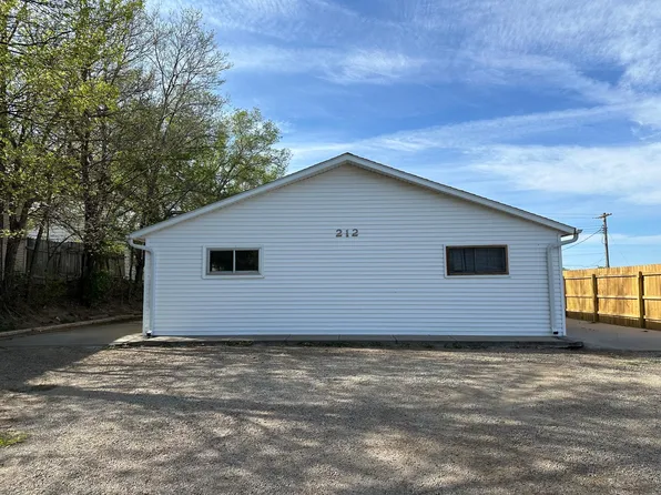 212 E 14th St APT 1, Concordia, KS 66901