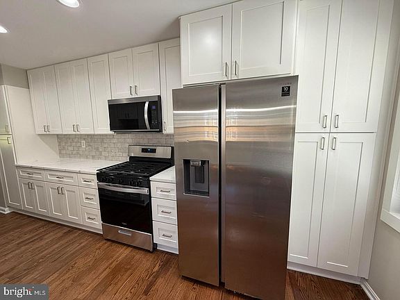 3rd image of 9926 Lakepointe Ct