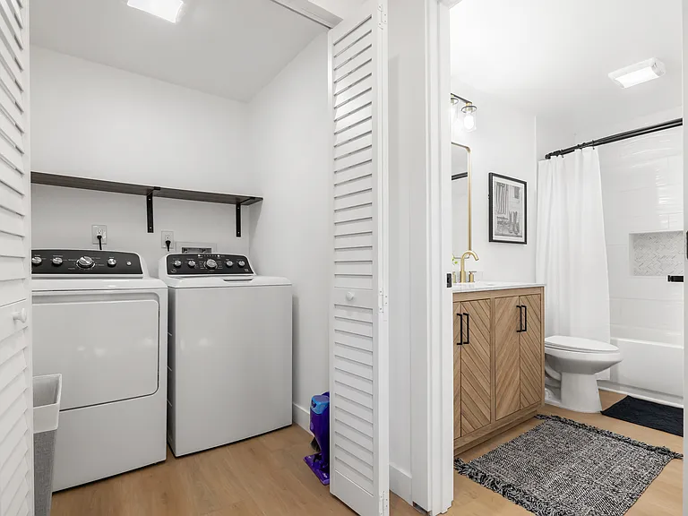 3945 Alta Loma Dr #B — Photo 24