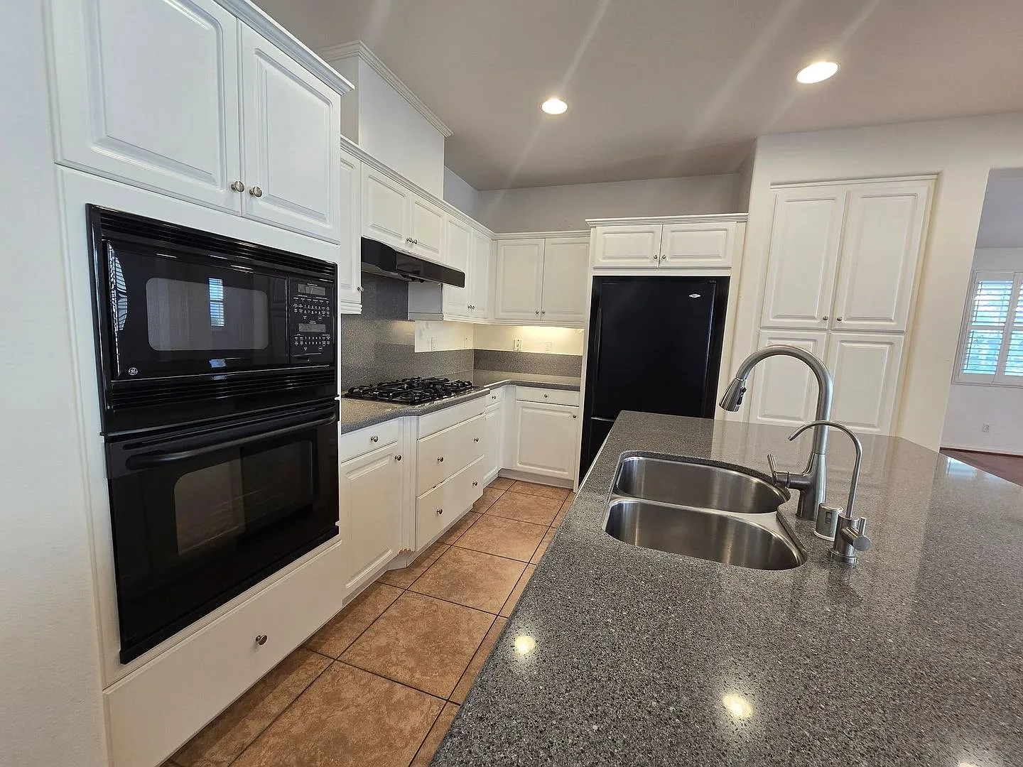 Beautiful 4-Bedroom Home in Desirable Pacific Highlands Ranch — Photo 2