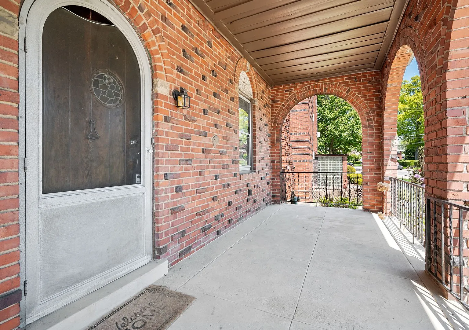 Spacious 4 Bed/2 Bath Home in Brentwood - Original Charm, Off-Street Parking - Available October! — Photo 3