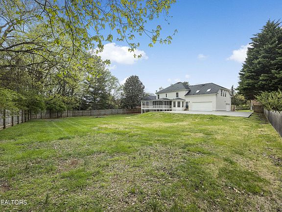 5th image of 12052 Broadwood Dr