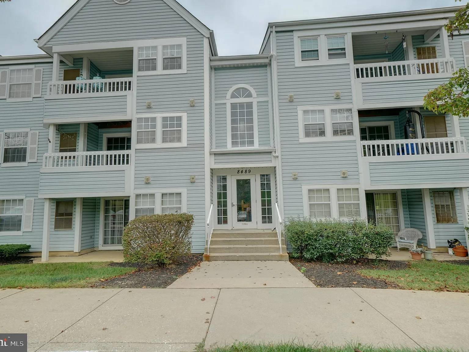 3 bed, 1073 sqft, $2,200 — Photo 3